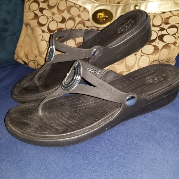2 pair Crocs sandal/flip flop - Picture 3 of 11